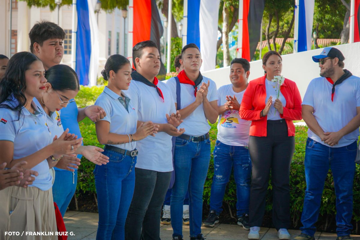 db_nicaragua's tweet photo. 🇳🇮🇨🇺 La #JS19J 🌹 rindió homenaje al Cmdte. Tomás Borge Martínez (95 años) y al Cmdte. Fidel Castro Ruz (99 años) con entrega floral en el Monumento Héroes de la Patria ✊.
📸 Franklin Ruiz
#4619SiempreMásAllá ❤️🖤 https://t.co/DCExHiA99c