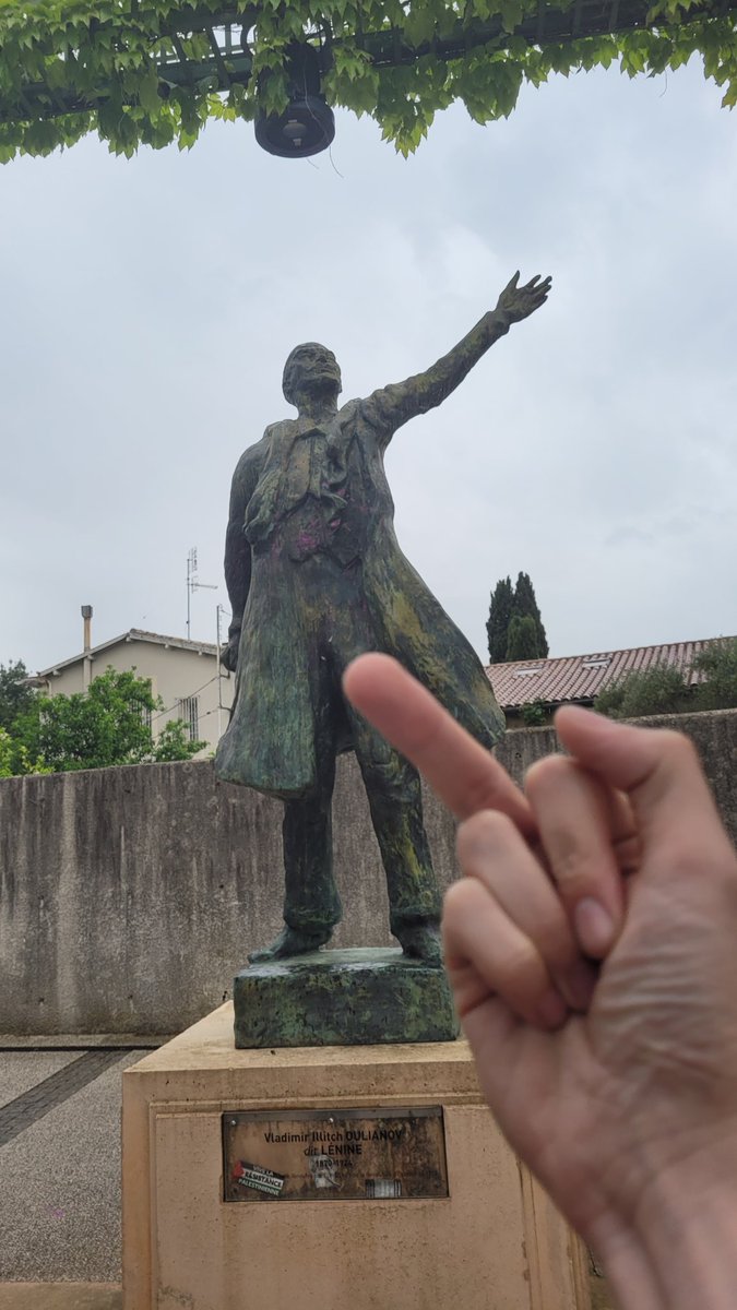 captain_achab6's tweet photo. Devant la statue de lenine https://t.co/AKrHKNExdo