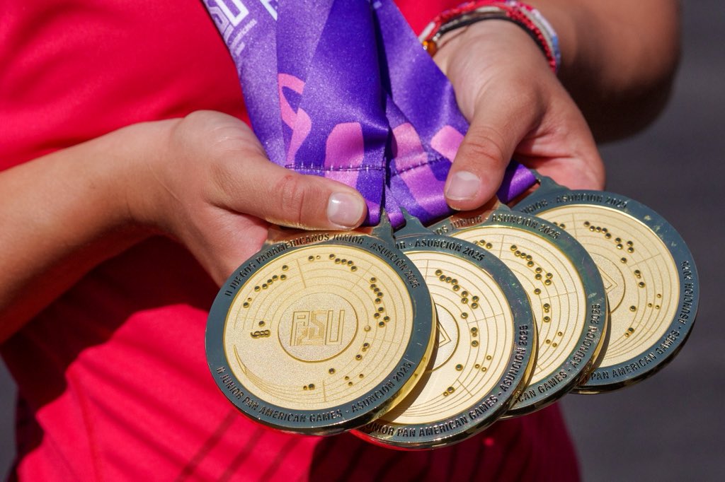 TeamChile_COCH's tweet photo. 🇨🇱😮‍💨😎 ¡LOS MEJORES DE AMÉRICA!

🥇🥇🥇🥇🥇🥇🥇🥇🥈🥈🥈🥉

✅ Ganadores del medallero.

✅ Medallistas en 12 de las 13 pruebas.

✅ Talento y trabajo iniguable.

😍 ¡Qué grande el Team Chile de Remo! 😍

#VamosTeamChile 🇨🇱 https://t.co/pAg1N6S0Am