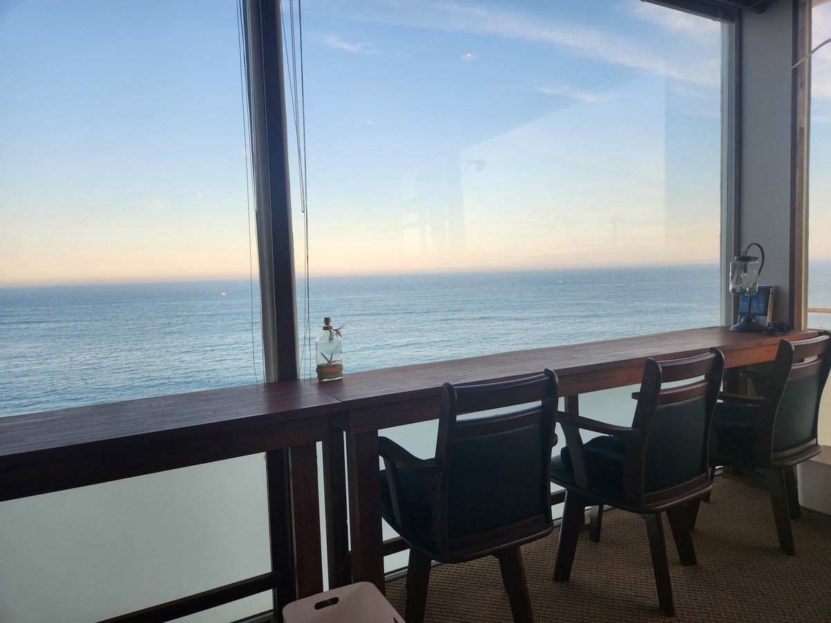 茨城県日立市にあるカフェ
「うみtoそら」に行ってきました
このお店、ひと月に2日間は予約制で夜のみの“満月カフェ”を営業していて、
天気が良ければドリンクを飲みながら月の出が見られるらしいです…！