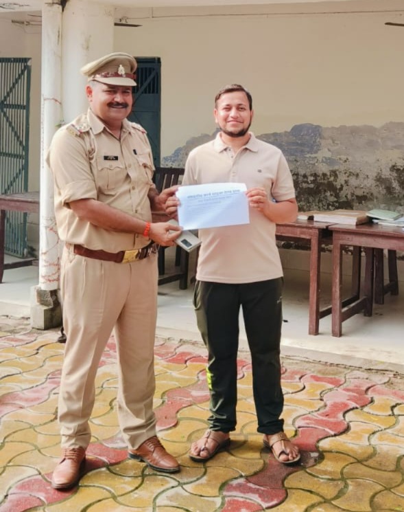 #kanpurdehat : एसपी अरविंद मिश्र के निर्देशन में  थाना शिवली पुलिस (साइबर हेल्प डेस्क) द्वारा कार्यवाही करते हुए शिकायतकर्ता के खाते में कुल धनराशि ₹ 15,500 को वापस कराया गया।,

अज्ञात व्यक्ति द्वारा पुलिस अधिकारी बनकर कॉल करके आवेदक को अश्लील वीडियो देखने पर मुकदमा लिख जाने की