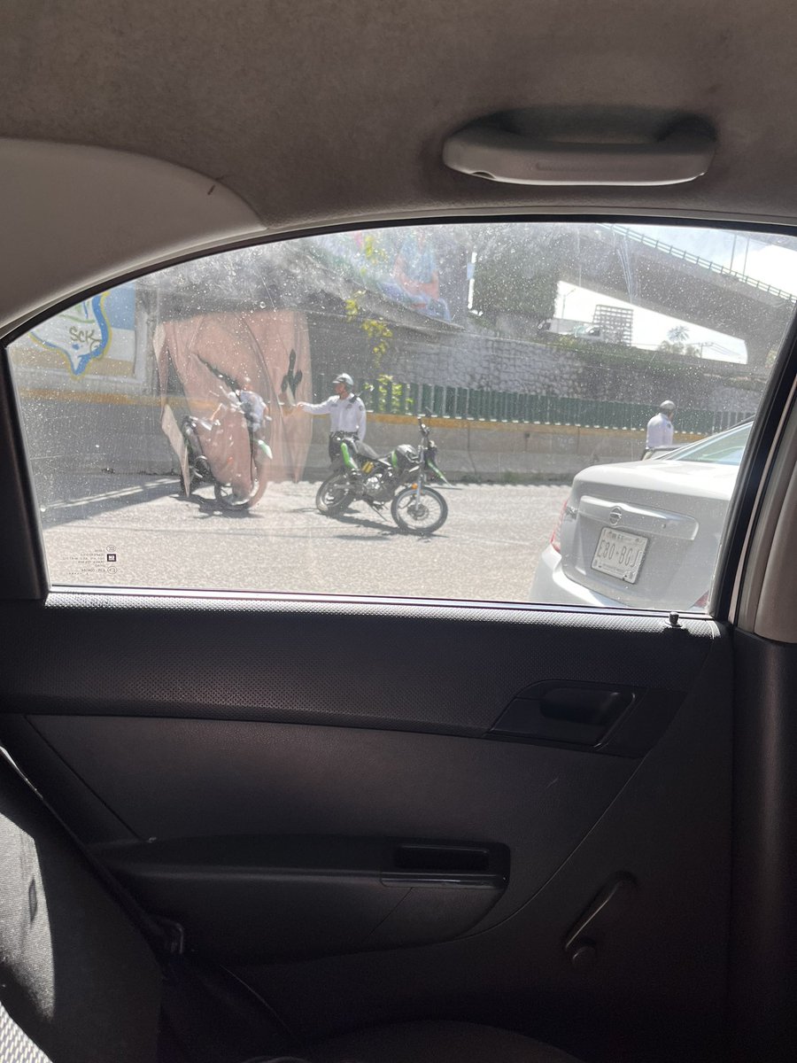 may_pea's tweet photo. En el Periférico Norte, están cerrados los carriles centrales a la altura del Toreo, en dirección Norte a Sur :( 
Casi dos horas de Satélite al Toreo https://t.co/V6nKhctANN