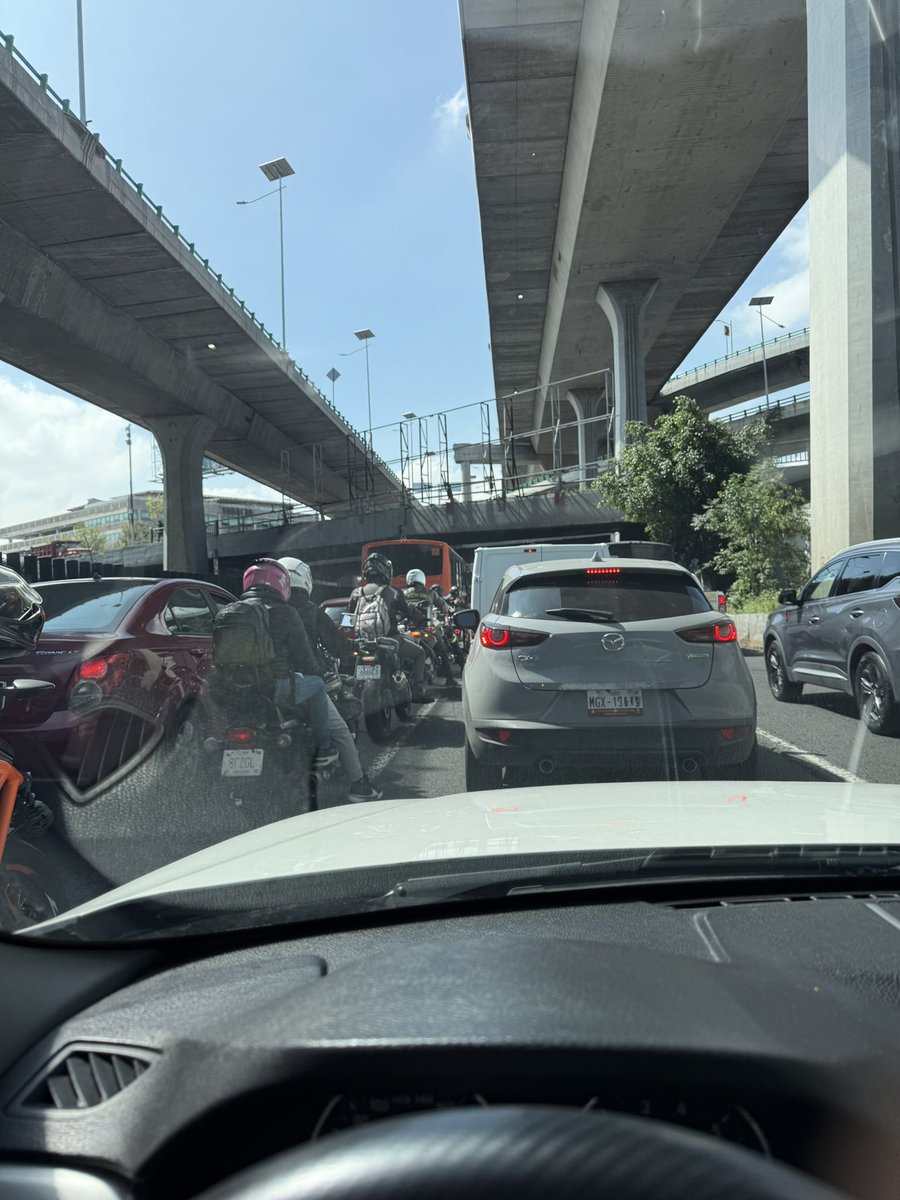 osogonz's tweet photo. No es necesario que colapse periférico, para que todos estos angelitos hagan lo mismo todos los días, es importante y necesario que el gobierno regule, prohíba y eduque a los moteros y al transporte público en carriles centrales #Naucalpan #Periferico #Colapso https://t.co/xLsflRCGz5