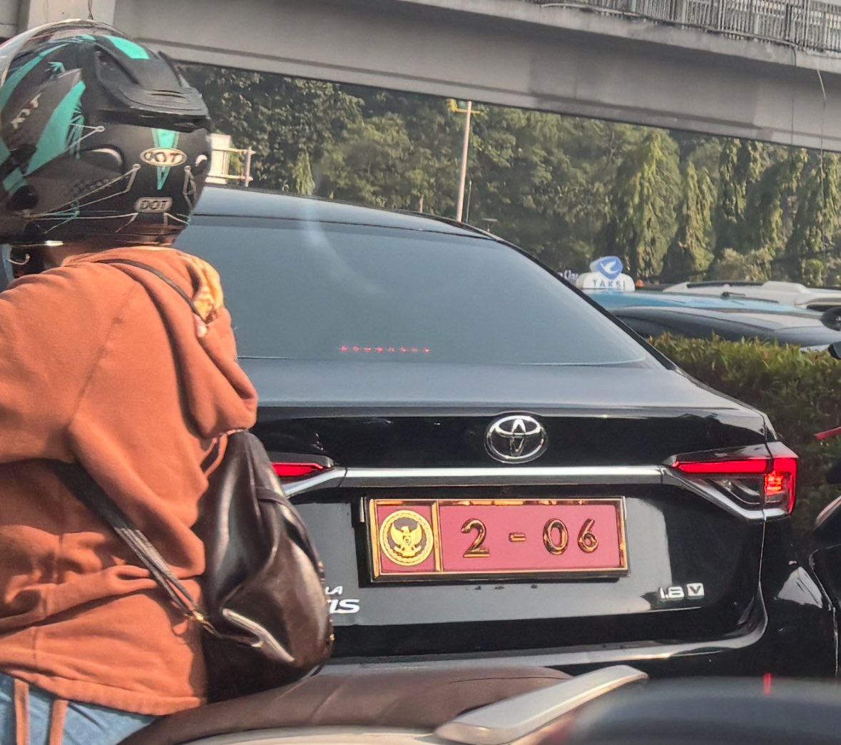 Pagi tadi mobil ini dengan arogannya menyalib mobil saya dan menyerempet. Langsung kaburrrr…
Alangkah naifnya, hidup dari keringat rakyat, tapi lagak bak pangeran… seenak jidat di jalanan dan pengecut langsung kabur setelah nabrak mobil orang lain