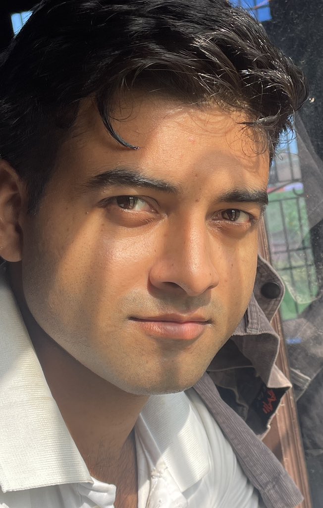 iampvk00's tweet image. Read my face.
What do my eyes tell you?
What does that slight smile hide?
Look close…
Because sometimes what you think you see is only the surface.

#PVK