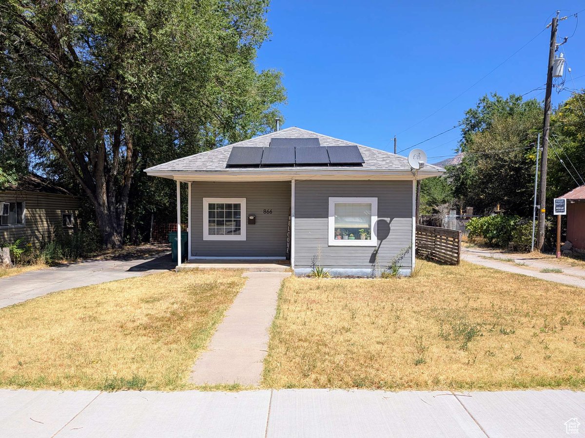 CrivelloRealty's tweet photo. ✨ Fresh on the market in Ogden! ✨

This single-level bungalow is move-in ready with thoughtful updates throughout! Enjoy modern flooring, sleek granite countertops, and for energy savings.

Open House: Aug 16, 12–2PM

Details &amp; tour: https://t.co/pTrFpaVoNI https://t.co/qlHJbTB45D