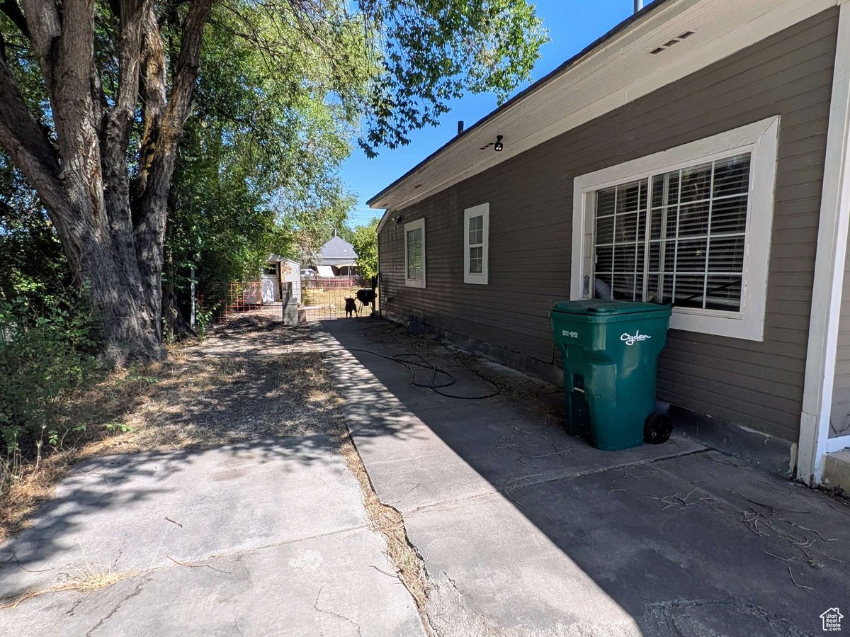 CrivelloRealty's tweet photo. ✨ Fresh on the market in Ogden! ✨

This single-level bungalow is move-in ready with thoughtful updates throughout! Enjoy modern flooring, sleek granite countertops, and for energy savings.

Open House: Aug 16, 12–2PM

Details &amp; tour: https://t.co/pTrFpaVoNI https://t.co/qlHJbTB45D