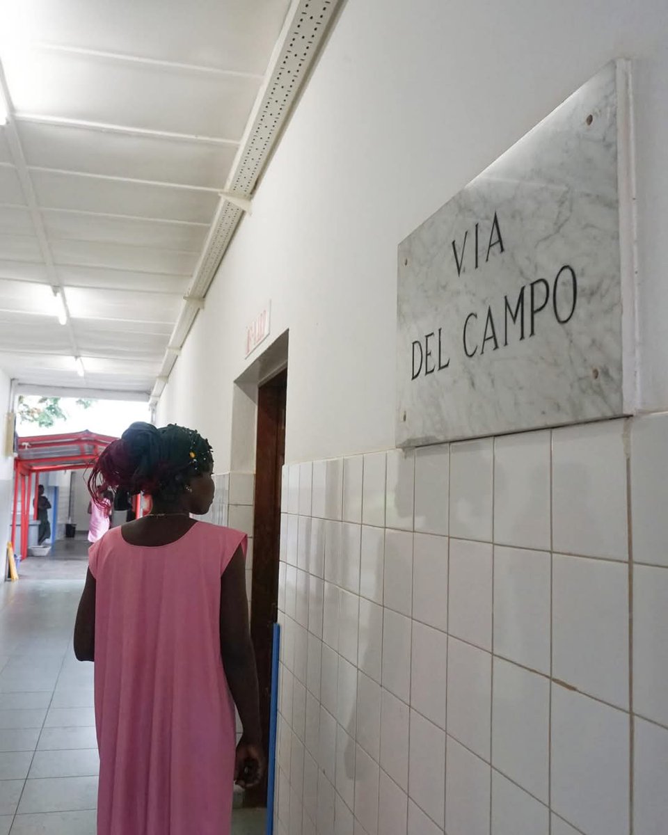 C'è una Via del Campo in Sierra Leone, una corsia del nostro ospedale
Dopo la morte di Fabrizio la sua chitarra fu donata dalla famiglia, messa all'asta per Emergency e comprata dagli amici di Via del Campo
C. Strada

Piace pensare che da qualche parte Faber e Gino siano insieme