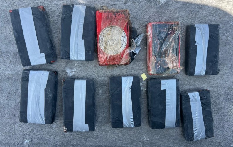 Maritime Analysis and Operations Centre- Narcotics (@maoc_n) on Twitter photo 🚨 MAOC (N) Supports Portuguese Authorities in Seizure of 263 kg of Cocaine
The <a href="/PJudiciaria/">Polícia Judiciária</a>, with the support of <a href="/MarinhaPT/">Marinha</a> & <a href="/fap_pt/">Força Aérea Portuguesa</a>, has intercepted a 14-metre sailing vessel in the Atlantic Ocean carrying approximately 263kg of cocaine.
🔗maoc.eu/maoc-n-support… 🚨 MAOC (N) Supports Portuguese Authorities in Seizure of 263 kg of Cocaine
The <a href="/PJudiciaria/">Polícia Judiciária</a>, with the support of <a href="/MarinhaPT/">Marinha</a> & <a href="/fap_pt/">Força Aérea Portuguesa</a>, has intercepted a 14-metre sailing vessel in the Atlantic Ocean carrying approximately 263kg of cocaine.
🔗maoc.eu/maoc-n-support…
