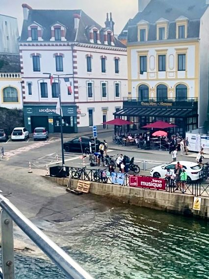 mvoinchet's tweet photo. ⛴️📻🎶Musique à bâbord, musique à tribord ! France Musique, partout et pour tous ! Ici avec les amis de Belle Île @FestivalLyrique 🎭🎵et les auditrices et les auditeurs de @francemusique 🙏😌 #servicepublic https://t.co/CyNRlHQpdC https://t.co/EYJXRptT0j
