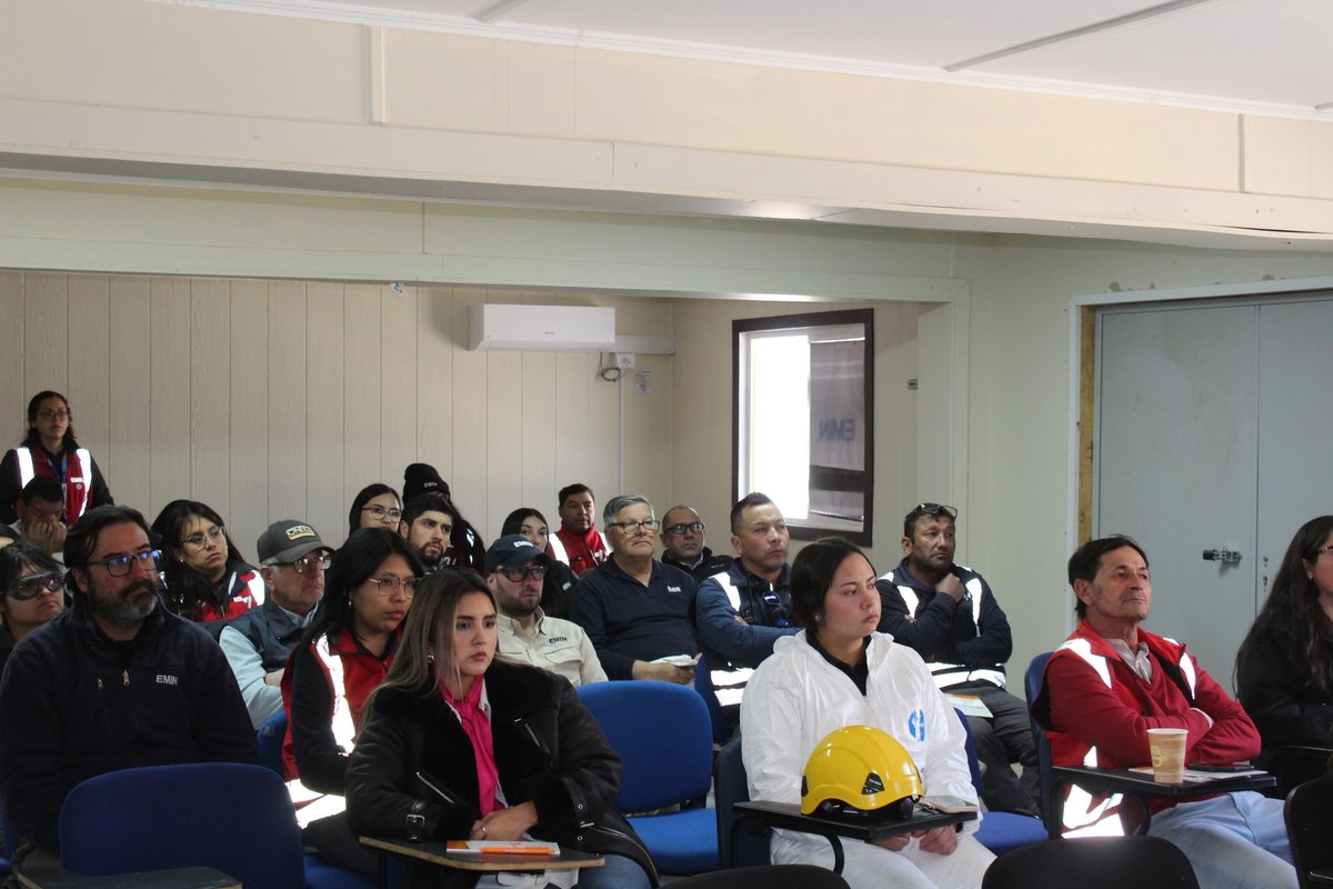 En un contexto donde el consumismo y las presiones sociales muchas veces llevan al endeudamiento, el Área Social de la <a href="/CChC_Chile/">Cámara Chilena de la Construcción</a>  en conjunto a <a href="/BancoEstado/">BancoEstado</a> , desarrolló una valiosa charla de educación financiera para los trabajadores  de la empresa socia Emin.