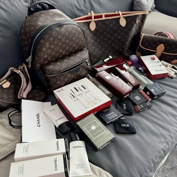 AmeliaayAyden's tweet image. All my favorite beauty essentials in one organized spot, Ready for any glam moment 📷📷📷
.
#MakeupCollection #BeautyProducts
#SkincareRoutine #VanitySetup
#OrganizedBeauty #MakeupLovers
#CosmeticsDisplay #BeautyEssentials
#GlamStation #MakeupJunkie