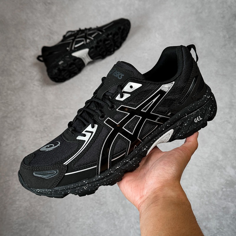 thesolesupplier's tweet photo. SELLING FAST: ASICS GEL-Venture 6 Black Pure Silver - Triple black for the everyday 🥷