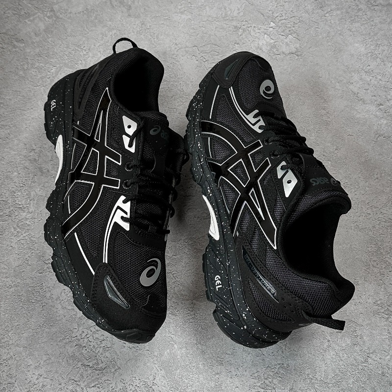 thesolesupplier's tweet photo. SELLING FAST: ASICS GEL-Venture 6 Black Pure Silver - Triple black for the everyday 🥷