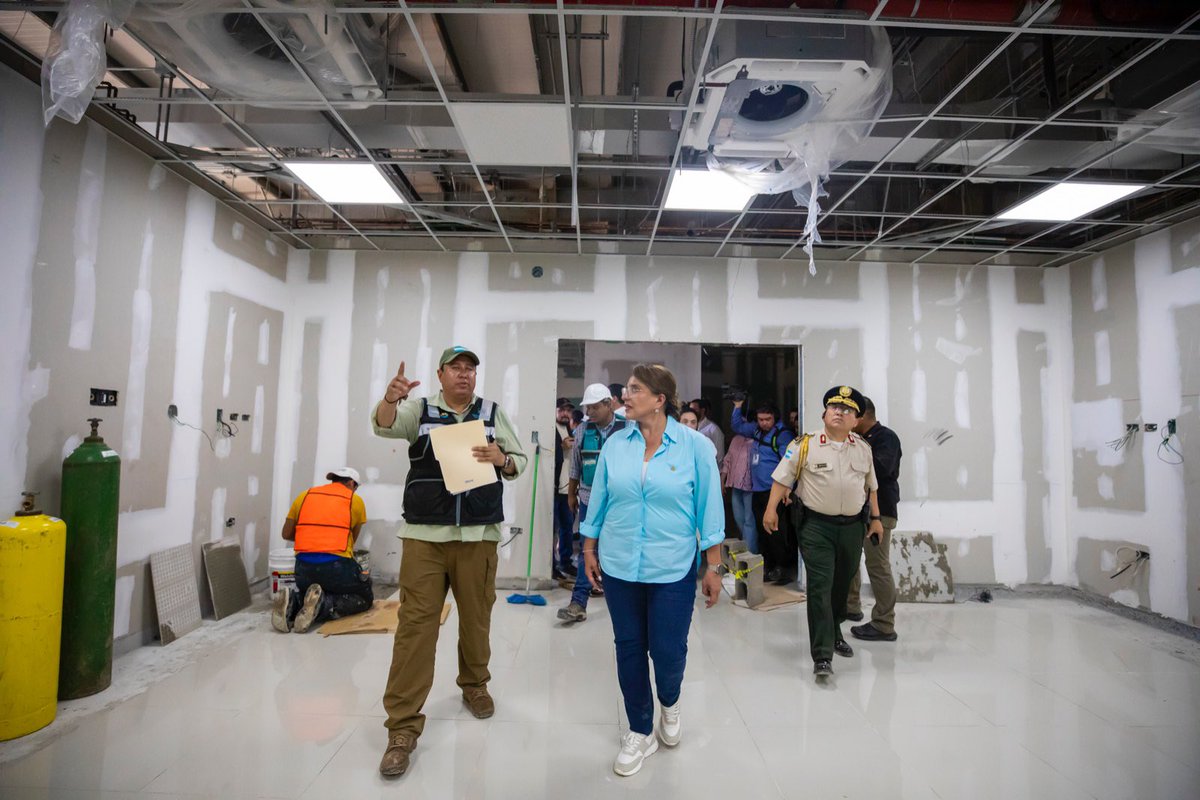 Recibimos un país con hospitales inconclusos, sin medicamentos, ambulancias dañadas y un pueblo que había perdido la confianza en la salud y la seguridad.
Ese fue el punto de partida de la refundación: reconstruir sobre ruinas con transparencia y dignidad.

#SaludParaTodos