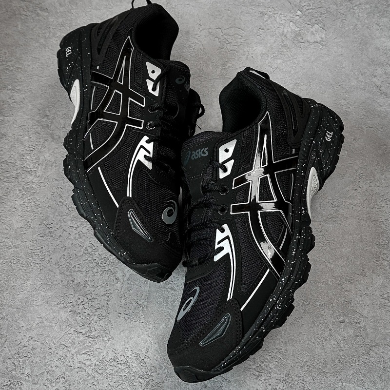 thesolesupplier's tweet photo. SELLING FAST: ASICS GEL-Venture 6 Black Pure Silver - Triple black for the everyday 🥷