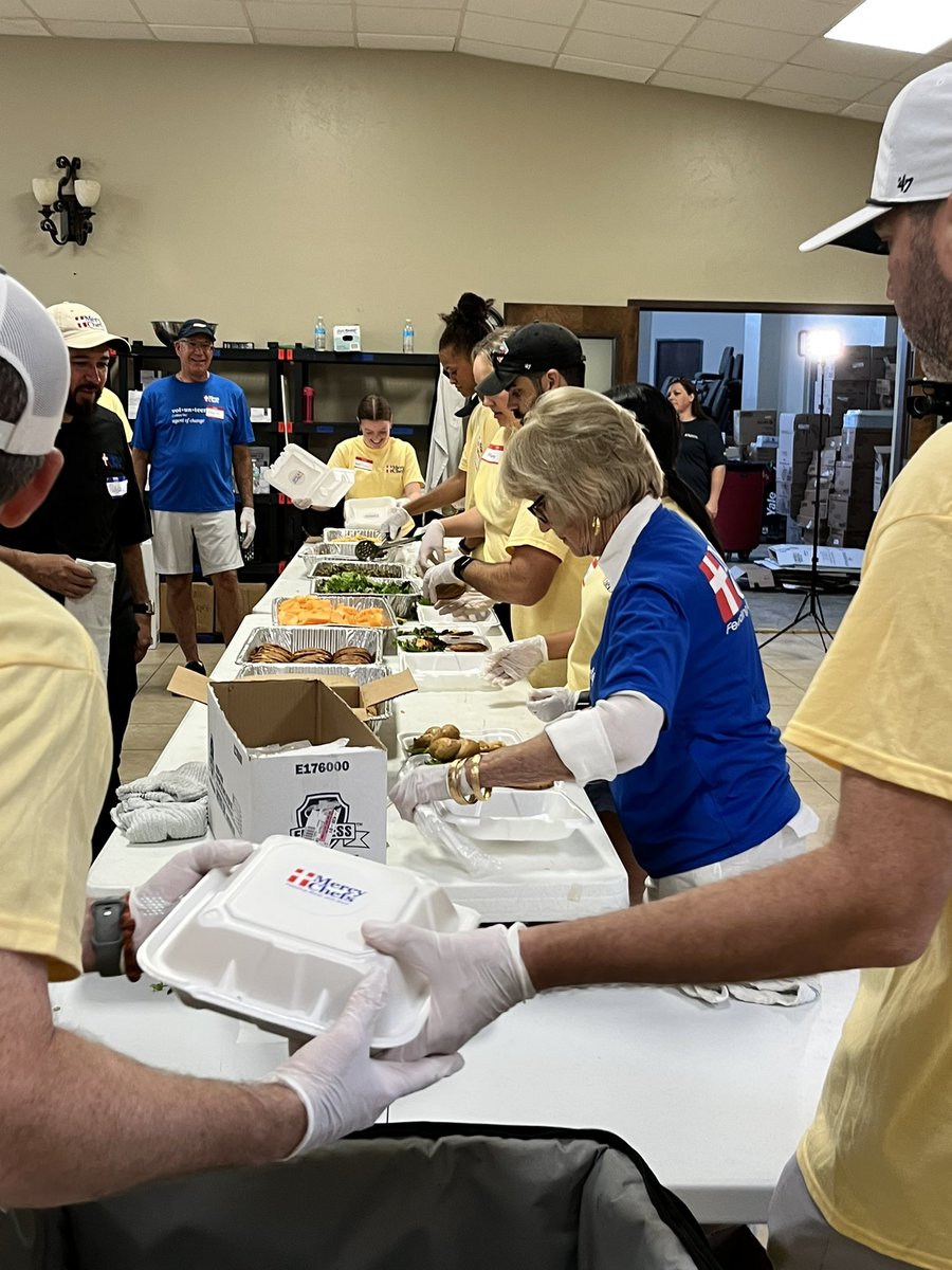 Más de 100 miembros de <a href="/spurs/">San Antonio Spurs</a> 🏀 se sumaron al apoyo a <a href="/MercyChefs/">Mercy Chefs</a> en preparación de comidas para las comunidades del centro de Texas afectadas por las inundaciones del pasado 4 de Julio. #gospursgo #porvida #spursway