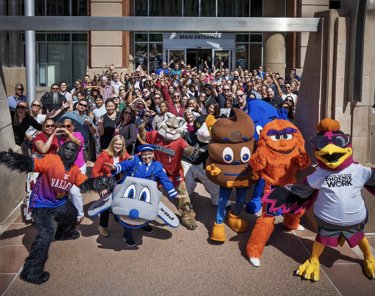We had so much fun celebrating the 10th annual #CityHallSelfie Day with the Phoenix mascots! 🤳

<a href="/ELGL50/">ELGL: Engaging Local Government Leaders</a>
