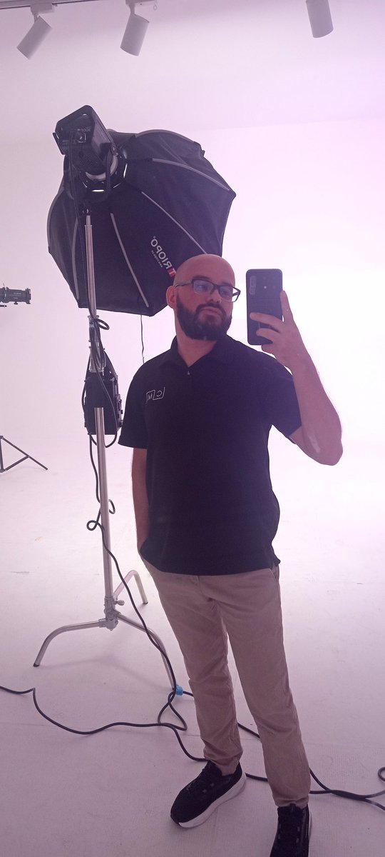 Tocó repetir la foto empresarial, porque era con camiseta negra 🙄