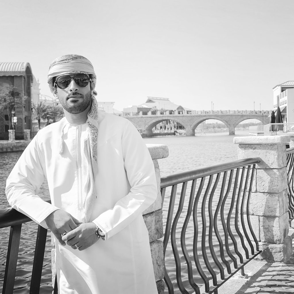 هذه وصيتي وبقلمي ✍️
"حين يسبقني الصمت" 

يا من ستقرؤون كلماتي بعد أن يسكنني الصمت ،
إني رجل أرهقته خطاياه ، وأثقل قلبه ما كان من زلل وتقصير ، فما وجدت في آخر الطريق إلا دمعة حارة أسقي بها توبتي ، وعبرة أختم بها أيامي ..

لقد جريت وراء الدنيا دهورا ، فتركتني وهي تضحك ، وأدبرت عني