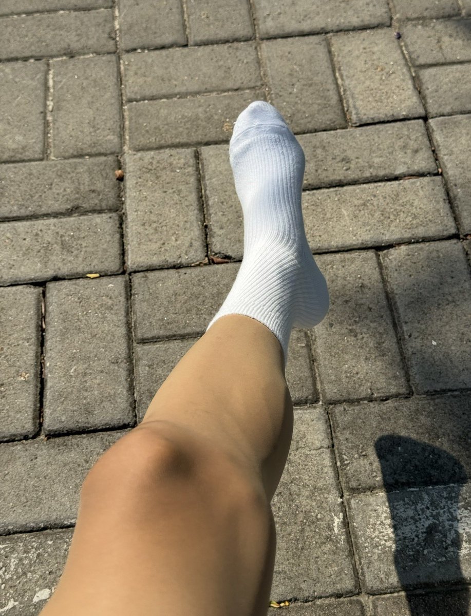 乖乖锁好穿着丝袜来健身房啦～
发现肉丝除了在太阳下照着意外似乎没那么容易被看出来，大胆多了～
不过为什么锻炼一会蛋蛋被卡的痛得不行…去更衣室调整了好几次…