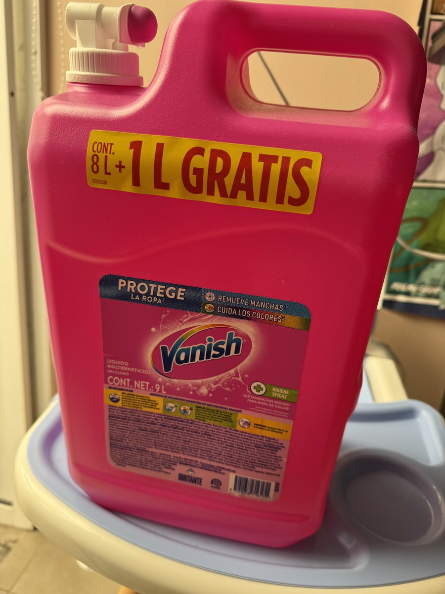 Los de <a href="/VanishMxico/">Vanish® México</a> se sienten bien generosos “regalándote” 1 litro, cuando anteriormente el producto venía en presentación de 9 litros. 

Odio cuando las marcas te quitan cantidad por “mantener” el precio. Es un engaño. 😒