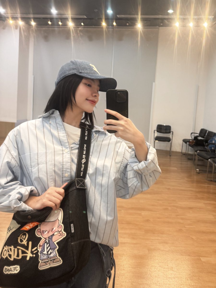 ซ้อมเต้นเสร็จแล้วค้าบ~

คิดถึงลูกโลกจังเลย เตรียมตัวนอนกันหรือยังน้า อย่าลืมชมตัวเองหน้ากระจกนะแก้วตาดวงใจของลูกแก้ว🔮🌏
  
Because You’re the BEST. 
Goodnight to my love.💚💙

TRUE LOVE WITH LK 13
#lookkaewkamollak
