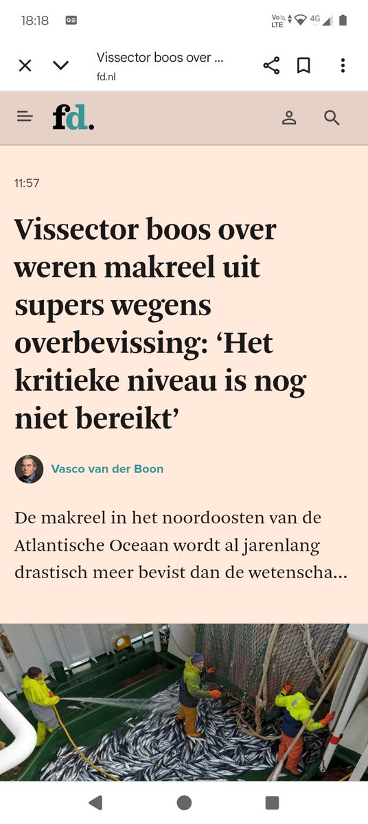 Cor10792734's tweet photo. Vissers roven de zeeen en oceanen leeg, de hebzucht regeert. De ondergang is dichtbij, als sprinkhanen vreten we alles op de planeet op en daarnaast maken we de rest kapot.
#domras #overbevissing #uitroeien
#vernietiging 🌎💀 https://t.co/QJxFTNdIwx