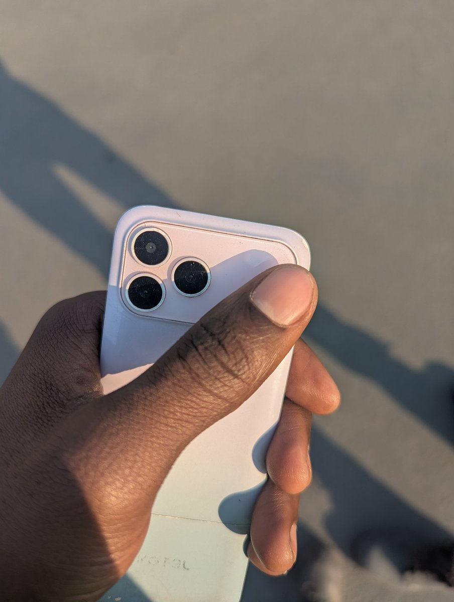 KafushaDaviddk's tweet photo. @techdroider 😂 already having the 17 pro https://t.co/cCcNLjnsPb