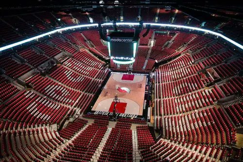 Los Blazers han sido vendidos 🌹

Los compró el dueño de un equipo de hockey sobre hielo, Tom Dandon, por unos 4 billones de dólares.