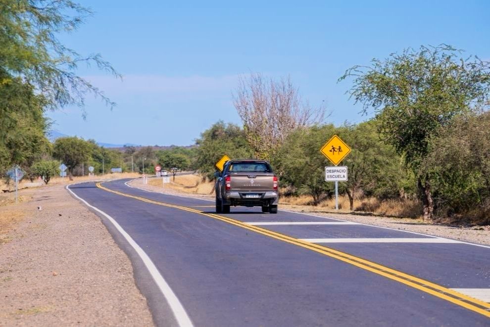 gobdecordoba's tweet photo. 🚧 En el noroeste cordobés pavimentaremos el acceso y travesía urbana de la comuna de #AltoDeLosQuebrachos y el tramo de la Ruta Provincial A-175 entre #ElBrete, #MediaNaranja y #CruzdelEje.
🚘 Las #obras totalizan 21,2 km de pavimento. ✅
👷 Este proyecto se enmarca dentro del Plan de #IgualdadTerritorial, que contempla inversiones en #infraestructura para promover el desarrollo económico y la #inclusión social en 12 departamentos de nuestra provincia.
#SeguimosHaciendo #ObrasCBA #CórdobaNoPara