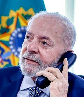 🚨 URGENTE: Trump liga pra Lula e diz "Let's talk about taxes?". O presidente brasileiro respondeu: "Deixe os taxistas em paz. Eu quero é acabar com o Uber."