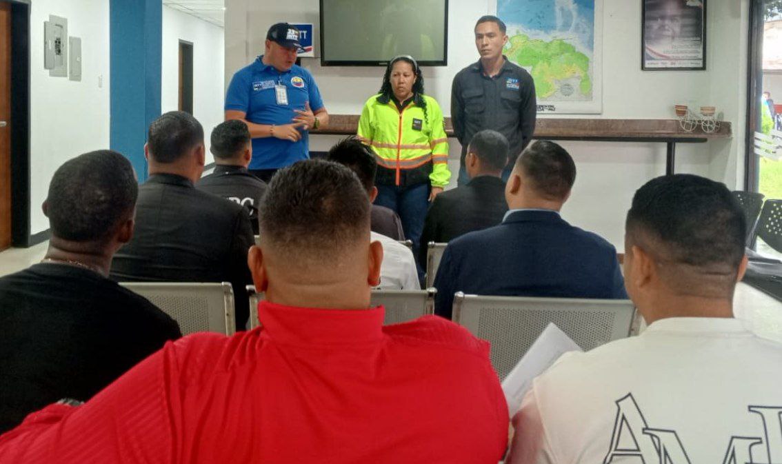 Desde el INTT  oficina Ciudad Bolívar, brindamos asesoría especial a funcionarios del CICPC, para el trámite de sus Licencias para Conducir.   ¡Trabajamos juntos por un mejor servicio!