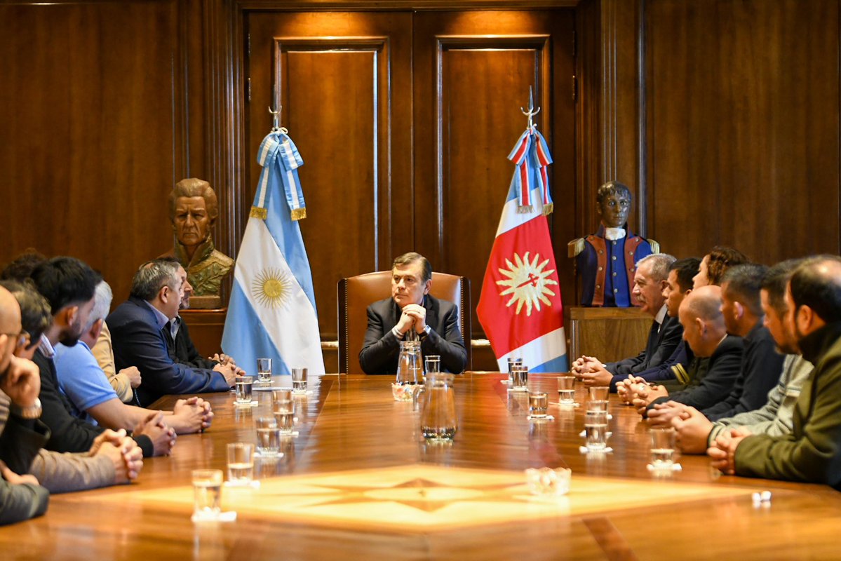 Gobierno de Santiago del Estero (@gobiernosde) on Twitter photo #CasaDeGobierno | El gobernador <a href="/GZamoraSDE/">Gerardo Zamora</a>, junto al Jefe de Gabinete de Ministros, <a href="/EliasSuarezSDE/">Elias Suárez</a>, recibió a autoridades de la Asociación del Personal de Tribunales de Cuentas de la República Argentina🤝
#GobiernoDeLaProvincia #SantiagoDelEstero #CasaDeGobierno | El gobernador <a href="/GZamoraSDE/">Gerardo Zamora</a>, junto al Jefe de Gabinete de Ministros, <a href="/EliasSuarezSDE/">Elias Suárez</a>, recibió a autoridades de la Asociación del Personal de Tribunales de Cuentas de la República Argentina🤝
#GobiernoDeLaProvincia #SantiagoDelEstero