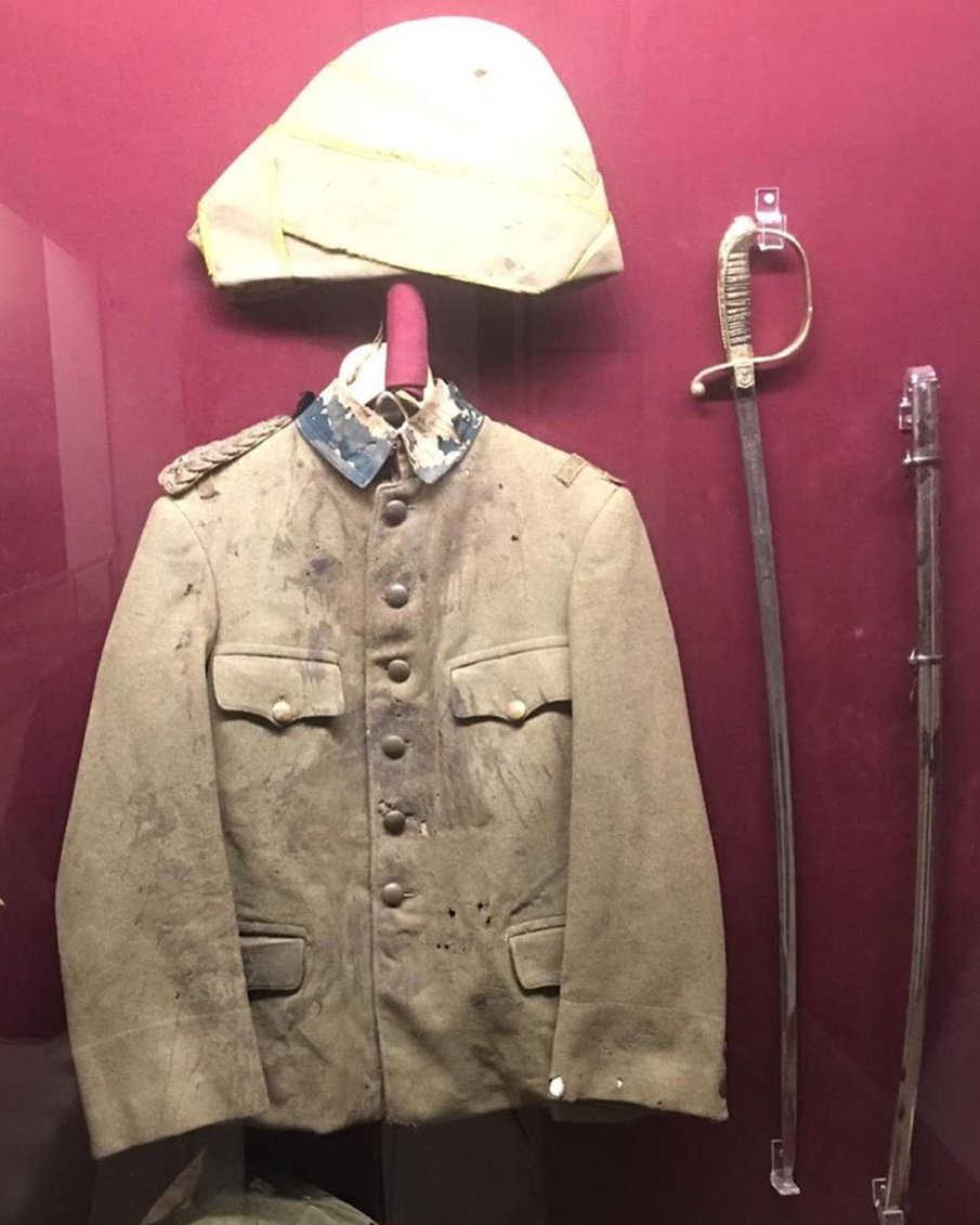 bayrakmelike2's tweet photo. 57. Alayın Kahraman Komutanı Yarbay Hüseyin Avni Bey, Çanakkale Muharebeleri sırasında 13 Ağustos 1915 günü çadırının yakınına düşen bomba sebebiyle şehit oldu. 
Şehit olduğunda 41 yaşındaydı.  
Şehit olduğunda üzerindeki üniforması bugün Askeri Müzededir.
Ruhu şad olsun.. https://t.co/lxVMxdu9iW