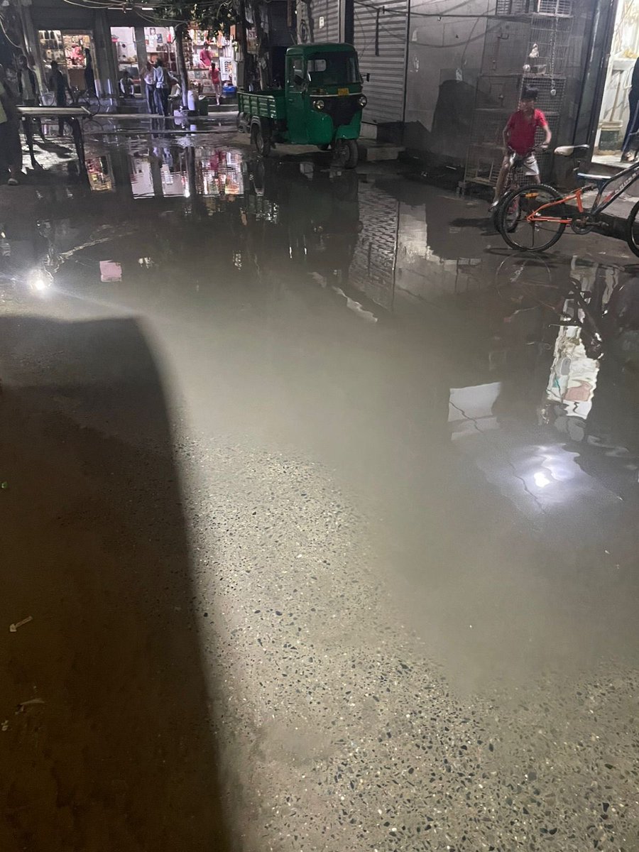 mdzaid412's tweet photo. Respected @tweetndmc , at Sewak park, Badam Chowk, Dwarka mor, rain &amp; sewage water are not draining properly. Dirty water is flooding the main road, blocking movement &amp; posing health risks to children &amp; elderly. Kindly take urgent action to clean &amp; maintain the drainage. 🙏 https://t.co/mnsoYXSbma