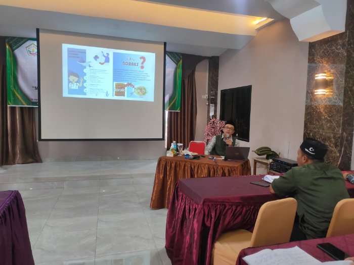 Ketua LPPOM MPU Aceh Berikan Materi pada Pendidikan Kader Ulama MPU Aceh Tengah
Deni Candra memaparkan bahan baku berasal dri hewan, maka pastikan proses penyembelihan hrs sesuai syar'i.