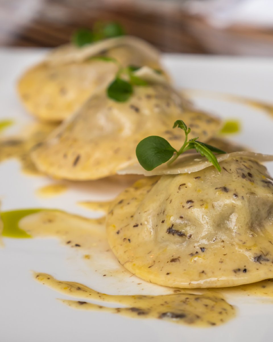 🖤 Raviolis con salsa cremosa de trufa negra: Cuece 250g de raviolis. En sartén, derrite 1 cda de mantequilla, añade 200ml de nata, trufa rallada y sal/pimienta. Cocina hasta espesar. Mezcla con los raviolis, sirve con parmesano y ralla trufa justo  antes de servir.