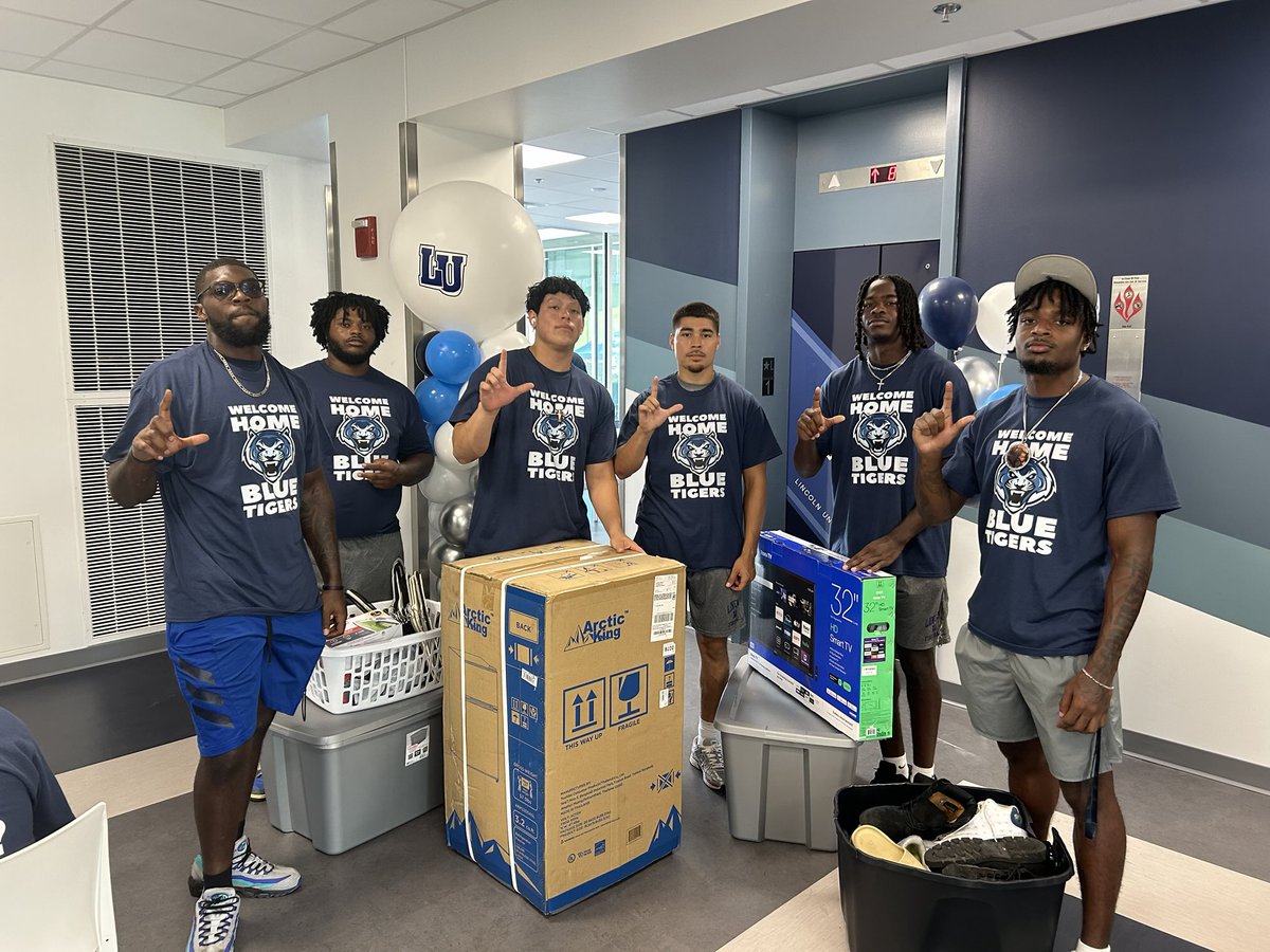 THE GUYS HELPING PEOPLE MOVE IN ON CAMPUS TODAY‼️ ITS A BLESSING TO BE A BLESSING🙏
17 DAYS ITS SHOWTIME COME OUT &amp; SUPPORT #DAT