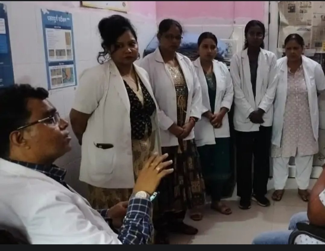 #कानपुर_देहात :  मुख्य चिकित्सा अधिकारी ने सामुदायिक स्वास्थ्य केंद्र (CHC) रसूलाबाद में प्रसव के दौरान हुई शिशु की मृत्यु का संज्ञान लिया है,उन्होंने इस मामले की जांच की जिम्मेदारी उप मुख्य चिकित्सा अधिकारी डॉ. आदित्य सचान को सौंपी है।

डॉ. आदित्य सचान CHC रसूलाबाद पहुंचे।