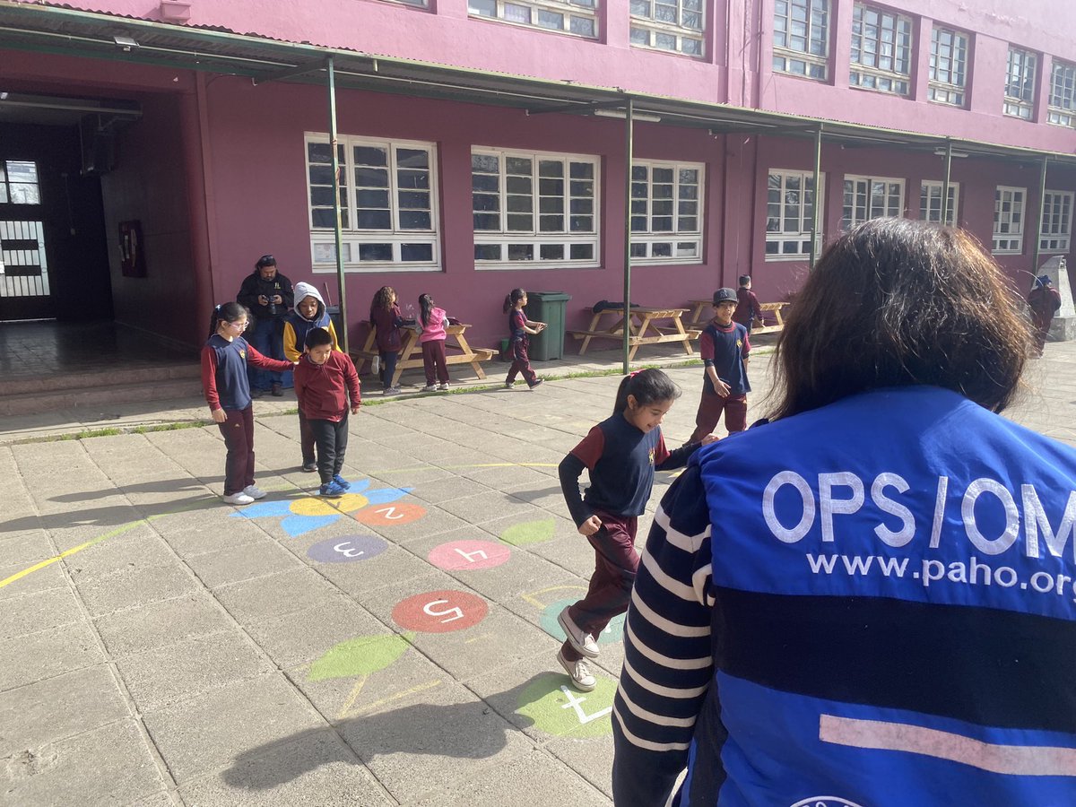 opsomschile's tweet photo. En el Colegio Abate Molina de la comuna de Quinta Normal; equipo de OPS/OMS liderado por el dr.@GEscalanG participa del proyecto de @opsoms @ministeriosalud y apoyo de @LabCambiarnos #VidaActivaEscolar #RecreosActivos https://t.co/X7Pd028cfi