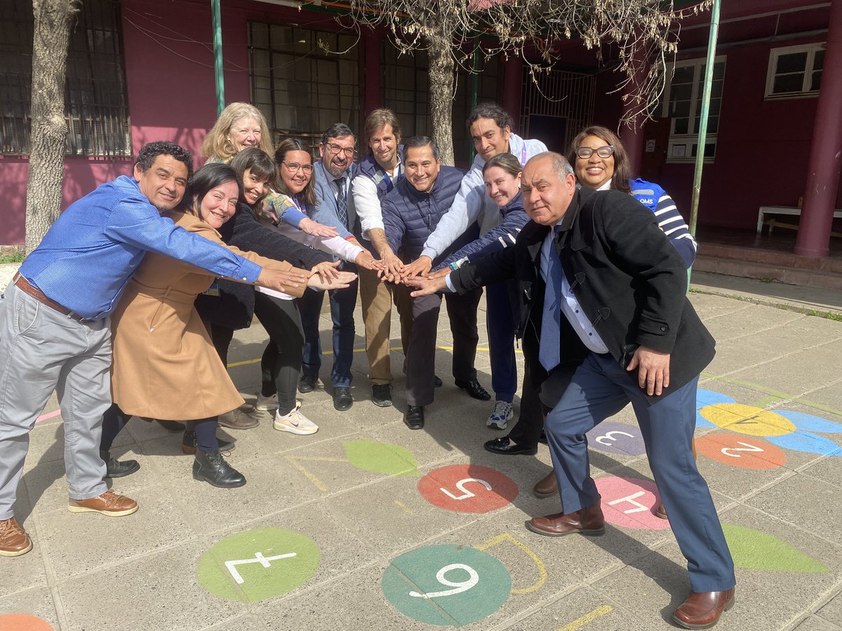 opsomschile's tweet photo. En el Colegio Abate Molina de la comuna de Quinta Normal; equipo de OPS/OMS liderado por el dr.@GEscalanG participa del proyecto de @opsoms @ministeriosalud y apoyo de @LabCambiarnos #VidaActivaEscolar #RecreosActivos https://t.co/X7Pd028cfi