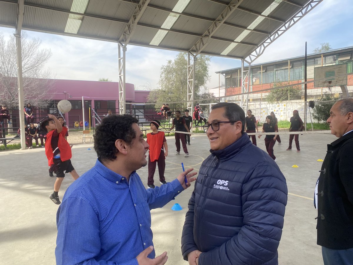 opsomschile's tweet photo. En el Colegio Abate Molina de la comuna de Quinta Normal; equipo de OPS/OMS liderado por el dr.@GEscalanG participa del proyecto de @opsoms @ministeriosalud y apoyo de @LabCambiarnos #VidaActivaEscolar #RecreosActivos https://t.co/X7Pd028cfi