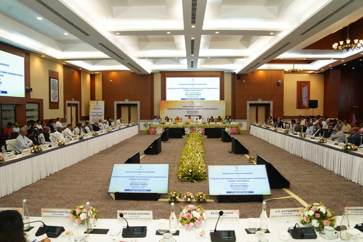 India’s textile industry – 6th largest exporter globally 🌏 with $37.7B exports in FY 2024-25.Hon’ble Minister urges industry to diversify markets &amp; tap the $268.8B EU market + 15 FTA partners worth $198.9B. (1/2)