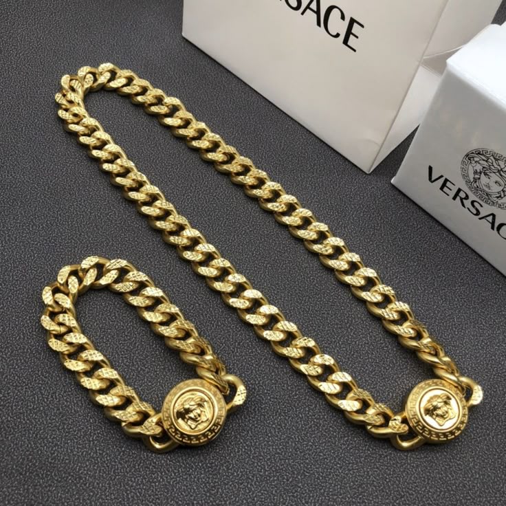 J'adore cette créativité,j'aime ce beau mélange en mode Versace
La classe.......