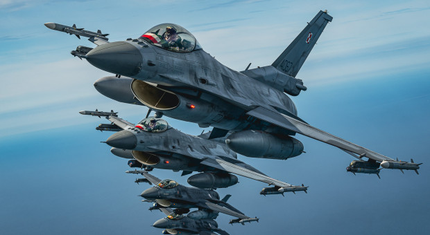 AwDitrich's tweet photo. Małe podsumowanie:
▪️48x F-16C/D Block 52+ --> F-16V Block 72
▪️Kwota: 3,8 mld dol.
▪️Harmonogram prac: 2028-2038
▪️Harmonogram dostaw: 2030-2038
▪️Całość prac w WZL-2 Bydgoszcz
▪️Testy dwóch pierwszych w USA, reszta w Polsce
Wybrano:
▪️pakiety modernizacyjne komputera misji MMC (Modular Mission Computer) 7000AH
▪️zintegrowane systemy walki radioelektronicznej L3Harris AN/ALQ-254V(1) Viper Shield
Cena obejmuje nie tylko same maszyny, ale także bliżej nieujawnione dotychczas wyposażenie naziemne.