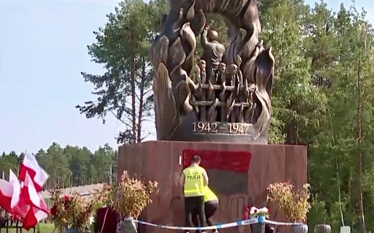 Jacek Dobrzyński (@jacekdobrzynski) on Twitter photo Funkcjonariusze Agencji Bezpieczeństwa Wewnętrznego razem z policjantami z <a href="/DPolicja/">dolnośląska Policja</a> i <a href="/PolicjaCBZC/">Centralne Biuro Zwalczania Cyberprzestępczości</a> prowadzili wspólne działania, które doprowadziły do zatrzymania 17-letniego Ukraińca. Z ustaleń funkcjonariuszy wynika, że umieszczał on na budynkach i pomnikach flagi banderowskie Funkcjonariusze Agencji Bezpieczeństwa Wewnętrznego razem z policjantami z <a href="/DPolicja/">dolnośląska Policja</a> i <a href="/PolicjaCBZC/">Centralne Biuro Zwalczania Cyberprzestępczości</a> prowadzili wspólne działania, które doprowadziły do zatrzymania 17-letniego Ukraińca. Z ustaleń funkcjonariuszy wynika, że umieszczał on na budynkach i pomnikach flagi banderowskie