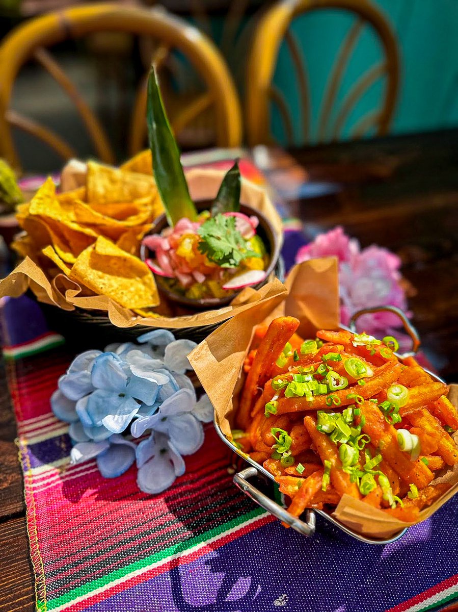BEtacopub's tweet photo. Fries or chips? We say both and Broken English Taco Pub has you covered. ๐ฅ
#BrokenEnglishTacoPub #ChicagoEats #TacoTime #LoadedFries #ChiTownEats #EatLocalChi #FoodGoals #SnackVibes #FoodieChicago https://t.co/W2DTToWi2j