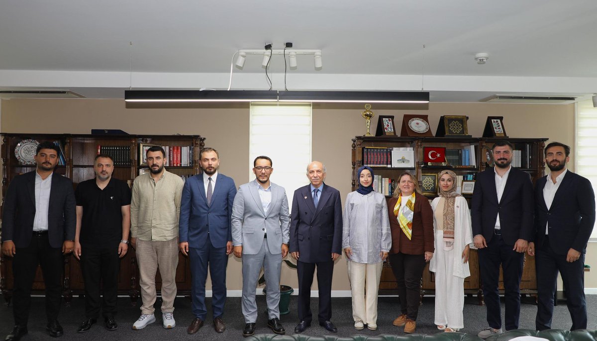 📍Üsküdar

Bugün İstanbul Seçim İşleri ekibi olarak İstanbul 2 No'lu Barosu'nun misafiriydik.

Demokrasilerde meslek odalarımızın ve sivil toplum kuruluşlarının öneminin farkındayız. Bu kapsamda gösterdikleri özverili çalışmalar ve baromuzu bugün bulunduğu noktaya taşıyan