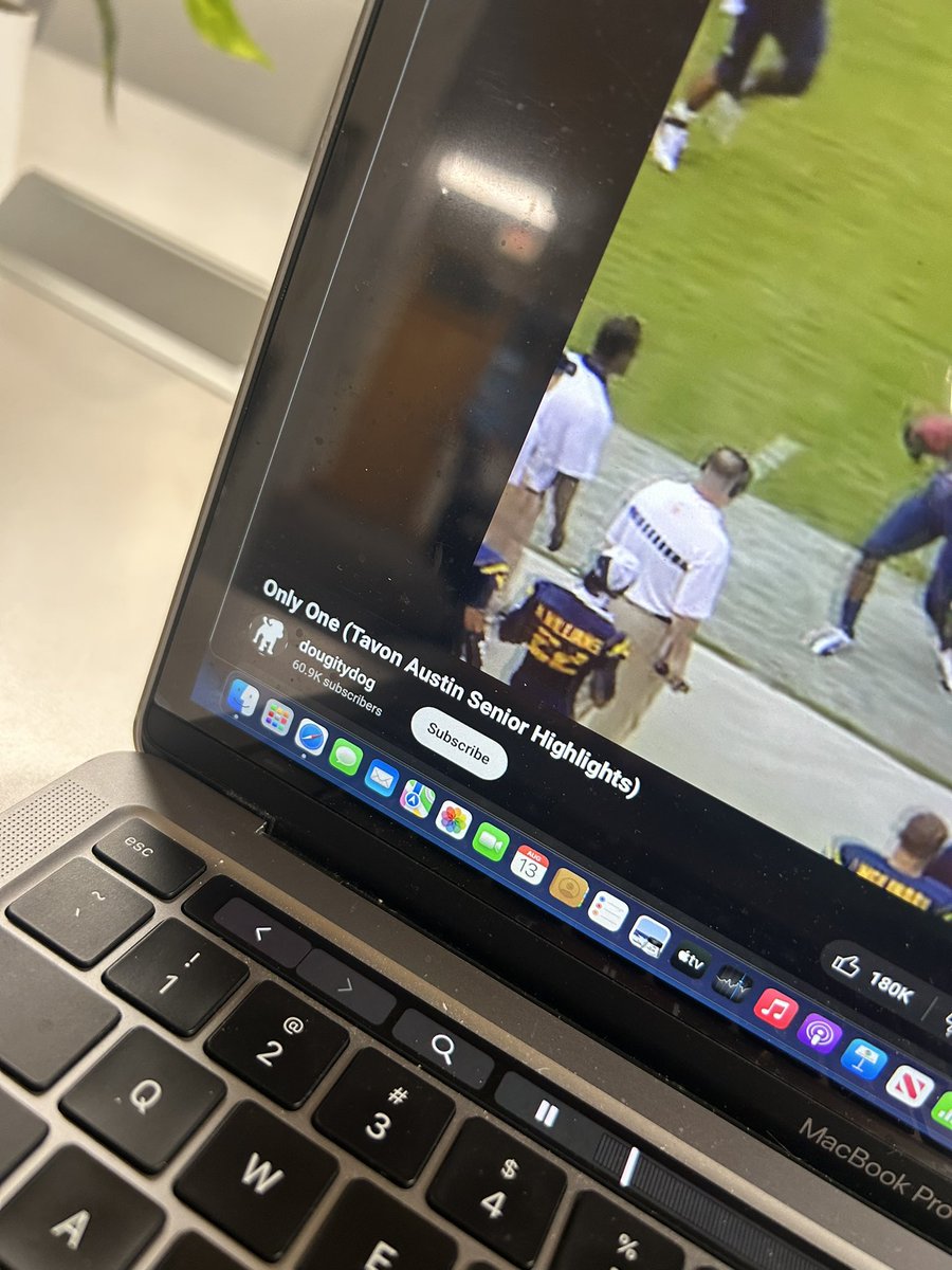 BricksworthR's tweet photo. Last day of internship calls for only one #takeaknee #chewclock https://t.co/IQuc73EqGE